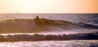 Playa-Hermosa-Surfer